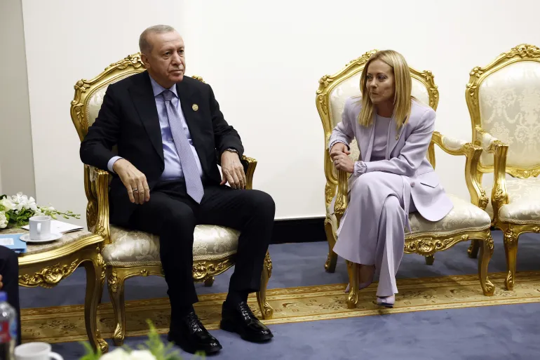 اردوغان در حال شوخی با ملونی: «باید کاری کنم سیگار کشیدن را کنار بگذاری»